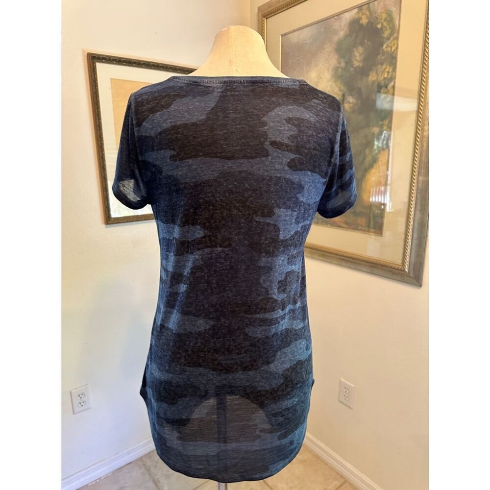 Lucky Brand Distressed Cotton Blue Camo V-Neck Women's Top Size Small - Picture 7 of 8